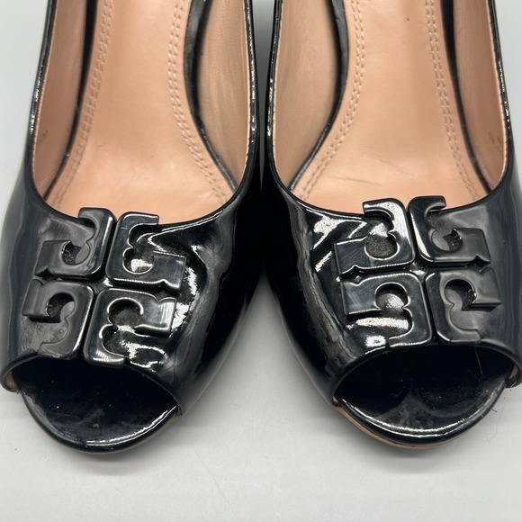Tory Burch Black Patent Leather Peep Toe Wedge Pumps Logo Medallion 7.5M 5930L - Picture 2 of 10